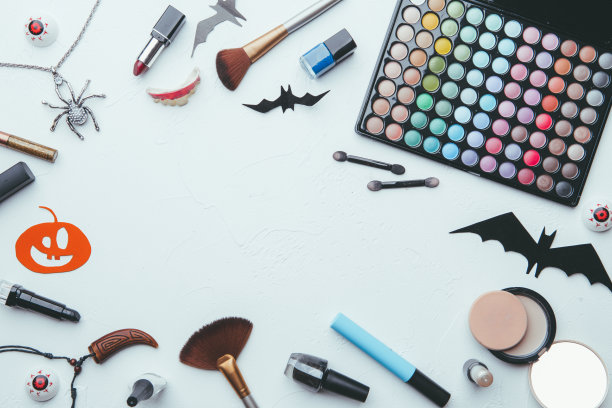 照片的影子，刷子，万圣节蜘蛛，幽灵在空白的白色背景。图片下载