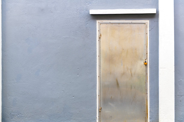 门上的钢，灰色的墙壁上有旧锈图片下载