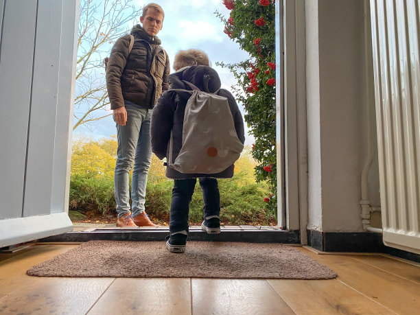 孩子离开hiome图片下载