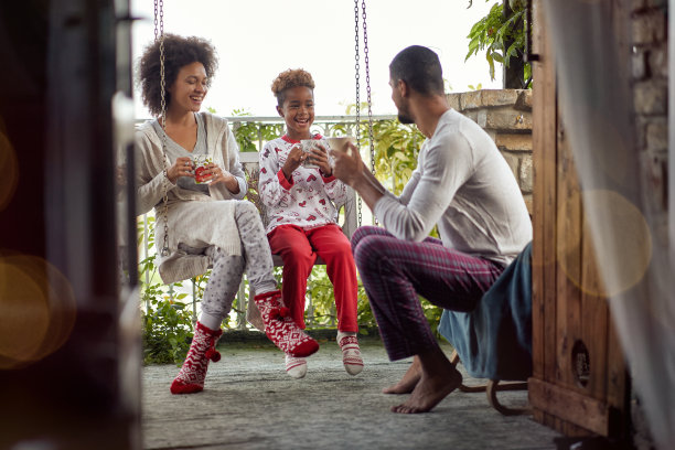 全家欢度圣诞清晨图片下载