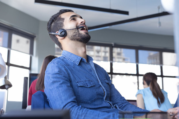 工作中的商务专业人士图片下载