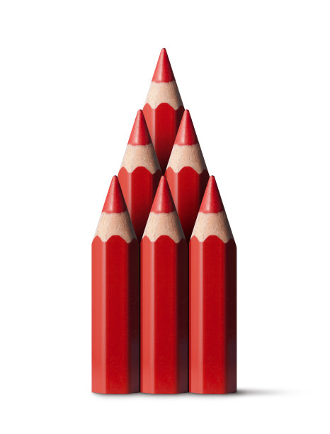 用红铅笔做成的圣诞树图片下载