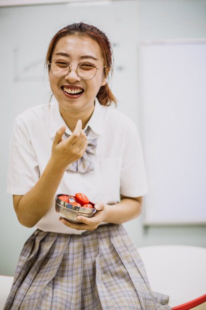 中国女学生在吃樱桃番茄图片下载