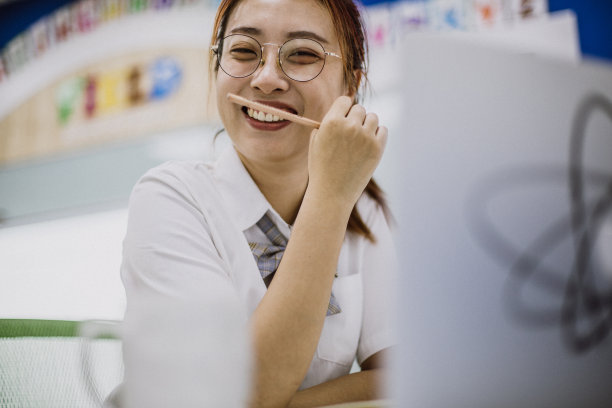 亚洲大学生女孩工作与笔记本电脑图片下载