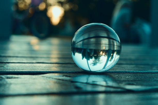 公园里的人反映在水晶球上。图片下载