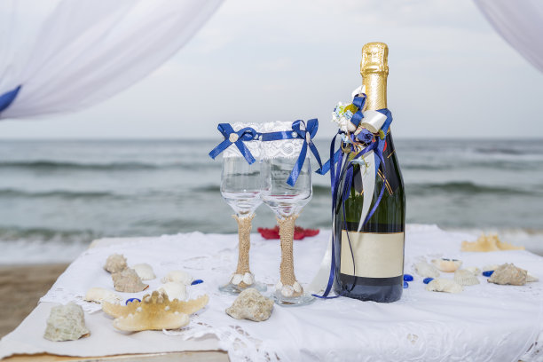 海边有香槟和水晶酒杯。图片下载