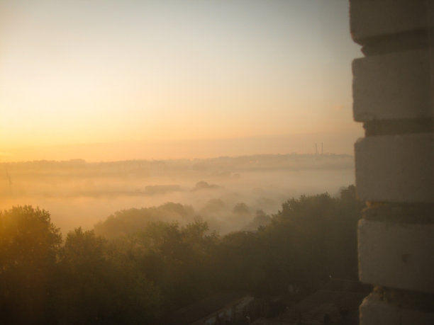 晨雾中的山谷。窗外的景色。图片下载