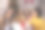 朋友们拿着纸杯蛋糕，上面点着数字2020的蜡烛，然后吹蜡烛图片下载