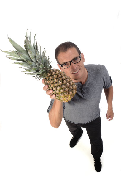 白色背景上有食物的男人图片下载