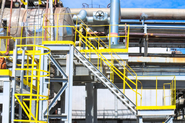 大型铁罐，梯子和防护栅栏管，设备和机床阀门，热交换器在石油炼化化学工业工厂图片下载