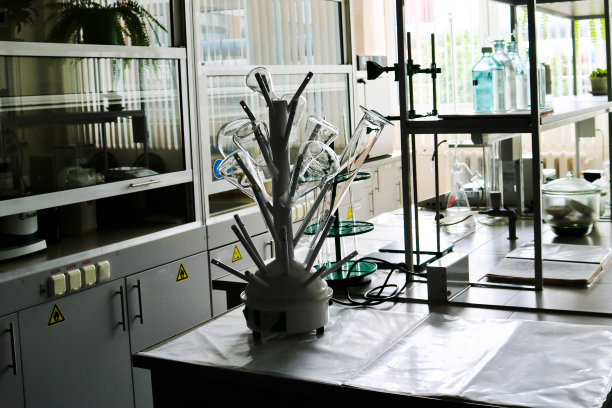 一种大型化学医学研究实验室，在工业炼油厂的炼油厂内装有烧瓶和试管图片下载