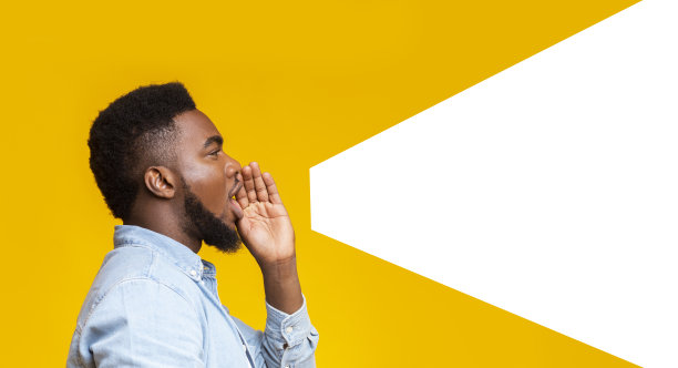 那家伙在复印区用黄色背景大声宣布图片下载