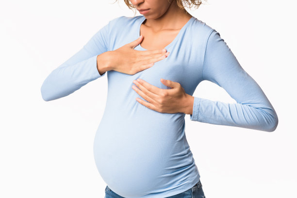 страдающая от боли в груди беременная афроамериканка图片下载