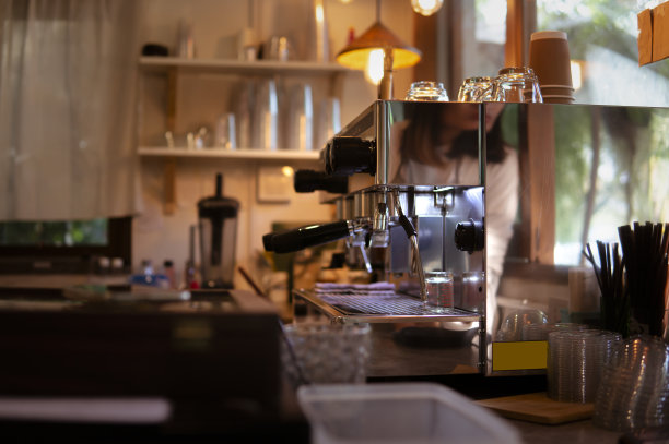 对厨房里的咖啡机进行软聚焦。图片下载