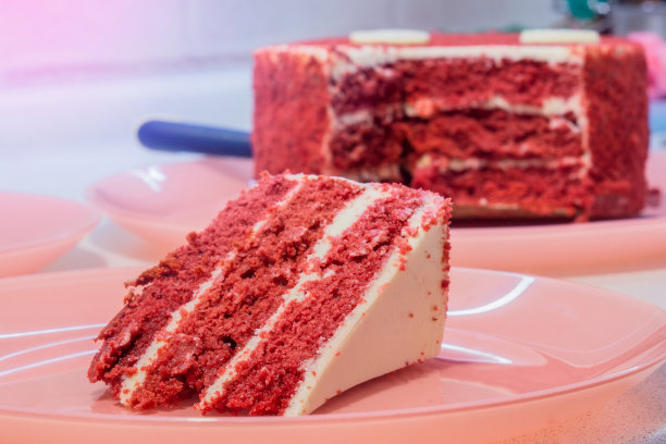 红丝绒蛋糕，经典的三层蛋糕，红黄油海绵蛋糕加上奶油芝士糖霜。图片下载