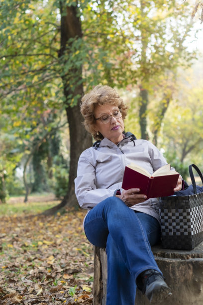 享受大自然的妇女图片下载