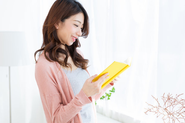 读一本书的亚洲女人图片下载