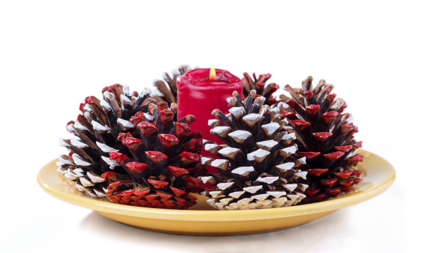 五彩锥和燃烧的蜡烛。圣诞卡和新年贺卡。图片下载