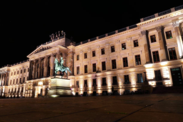 夜晚的城堡拱廊图片下载