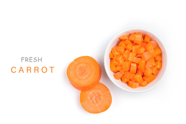 俯视图(平铺)切好的胡萝卜放在陶瓷碗里，放在白色的背景上。图片下载