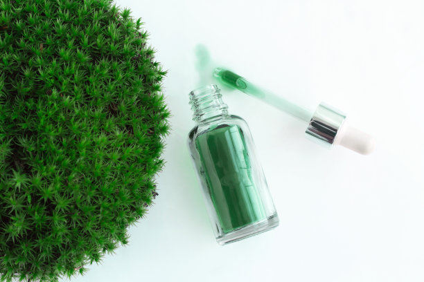 有机绿油上一圈绿苔，是天然有机化妆品的概念图片下载