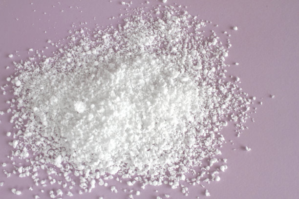 人造雪。聚苯乙烯泡沫塑料的非金属桩。图片下载