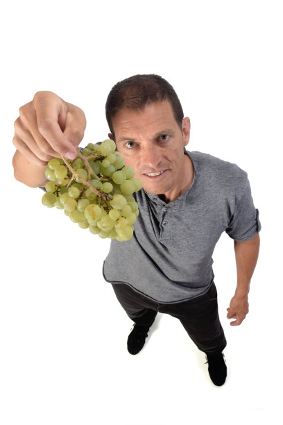 白色背景上有食物的男人图片下载