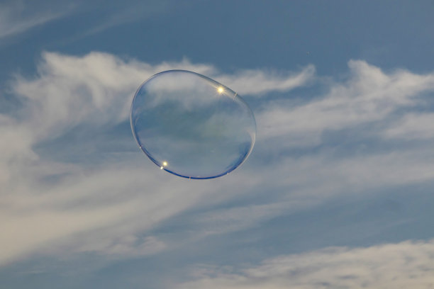 泡沫气球和蓝天图片下载