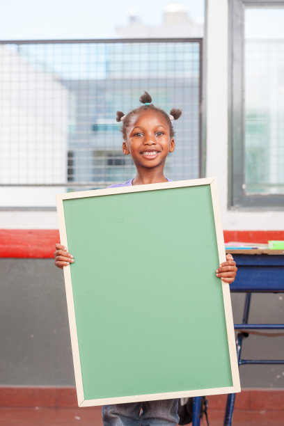 在小学拿着黑板的非洲女孩图片下载