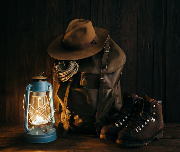 在一个偏远的小木屋里，古老的游牧者的装备被安置在旧的木地板上图片下载