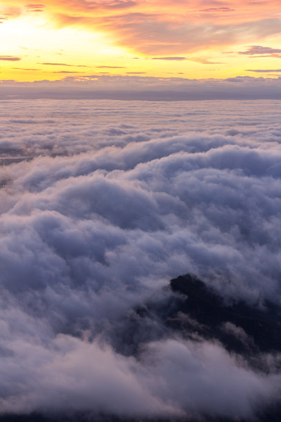 晨雾缭绕在考琅素可泰山顶。图片下载