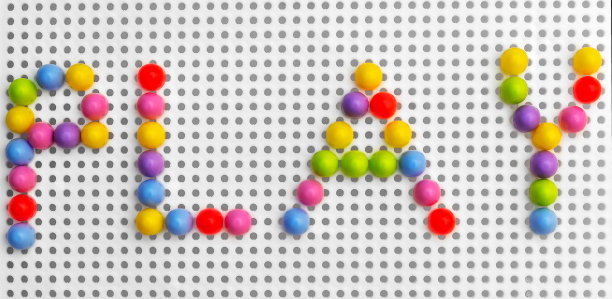 儿童马赛克书写的文字“游戏”。图片下载