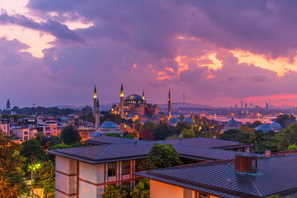 圣索菲亚大教堂，博斯普鲁斯海峡和伊斯坦布尔的屋顶，晚上的照片图片下载