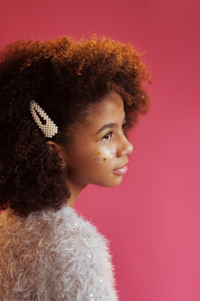 漂亮的女孩，有着闪亮的妆容图片下载