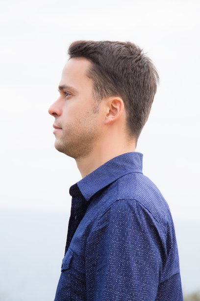 侧面的年轻人看了看，脸上没有表情图片下载