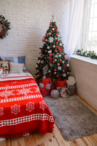 美丽的节日装饰房间与圣诞树下的礼物图片下载