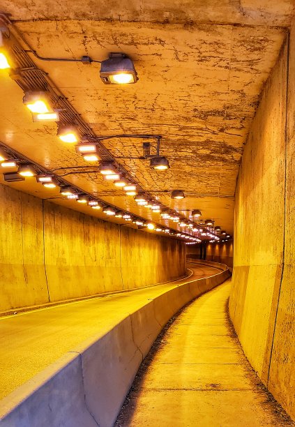 走在隧道里图片下载