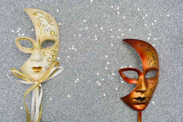 美丽的圣诞贺卡。假面舞会的面具上有一个银蝴蝶结图片下载