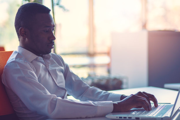 在现代办公室里，创业者们每天都在工作图片下载