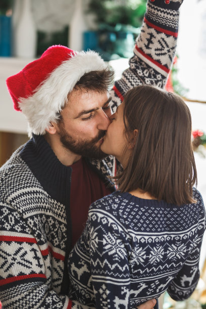 一对情侣在槲寄生下接吻图片下载