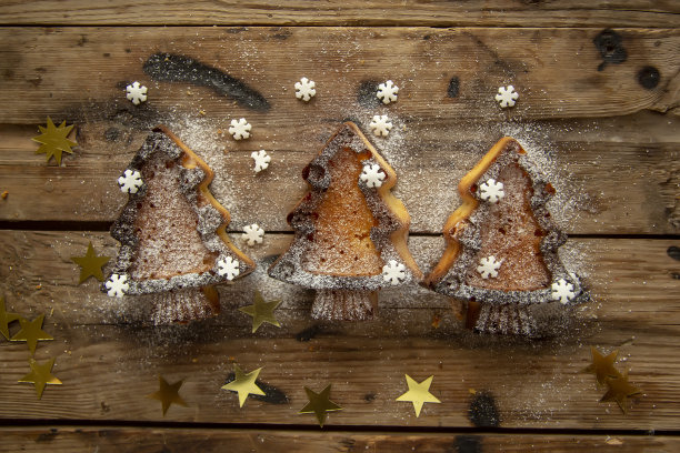 木制背景上的美味圣诞松饼图片下载