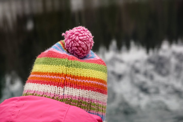 新的粉红色针织羊毛帽子与绒球图片下载
