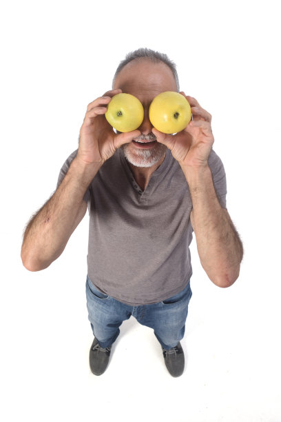 白色背景上有水果的男人图片下载