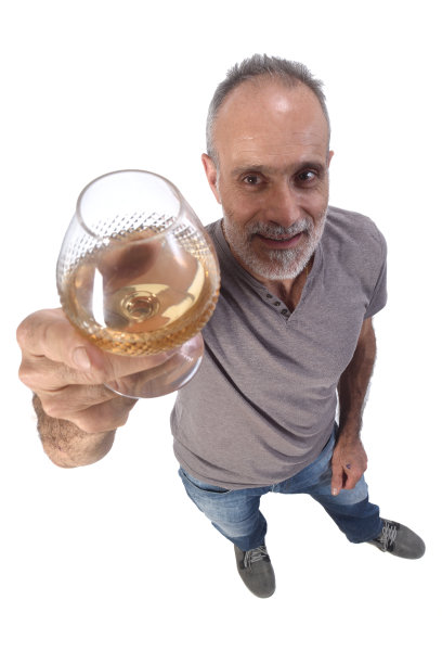 在白色背景下喝酒的男人图片下载