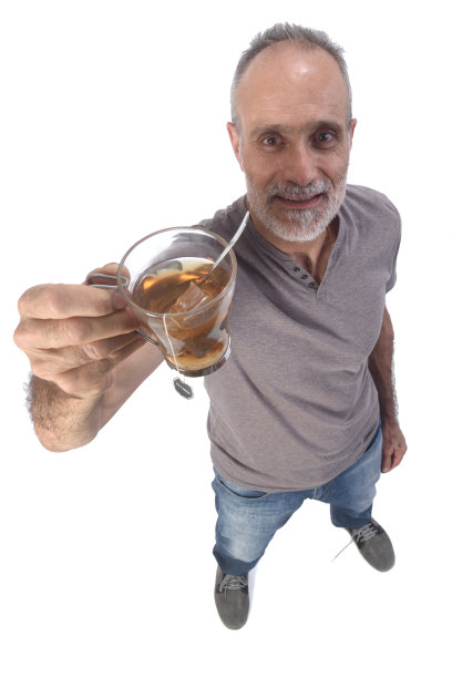 在白色背景下喝酒的男人图片下载