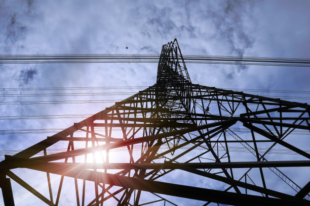 高压杆塔底部视图。图片下载