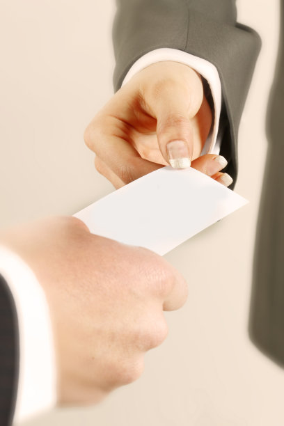 两个商务人士在交换名片图片下载