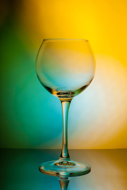 鸡尾酒酒杯彩色溅在白色的背景上图片下载