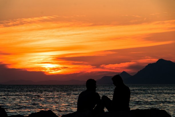 夕阳和恋人的剪影图片下载