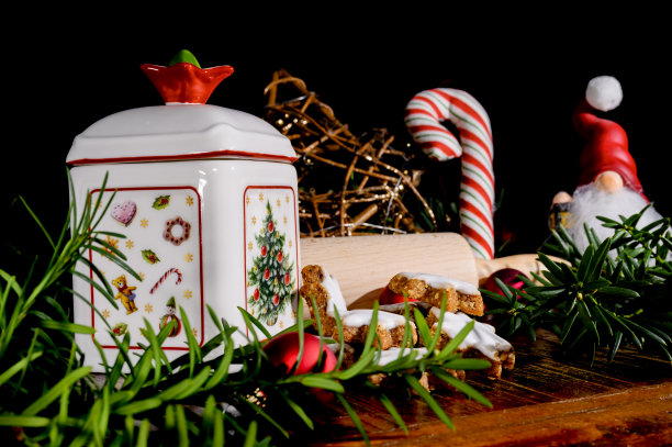肉桂星，擀面杖，陶瓷饼干罐和其他圣诞装饰。图片下载